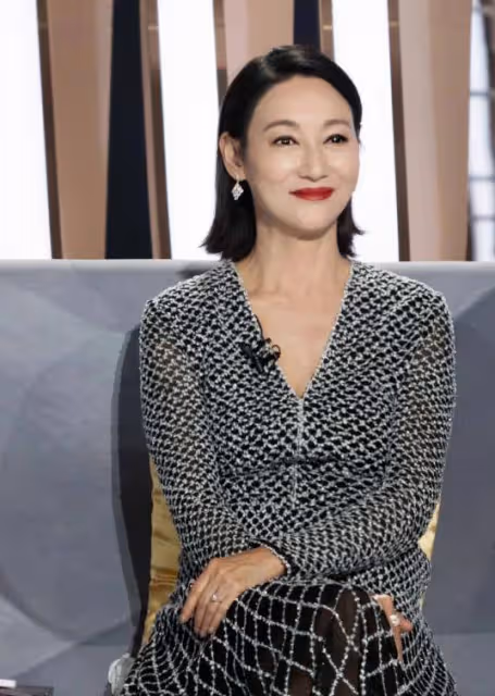 62歲惠英紅的氣質讓我驚嘆！頭髮不過肩，裙子不過膝，美麗優雅