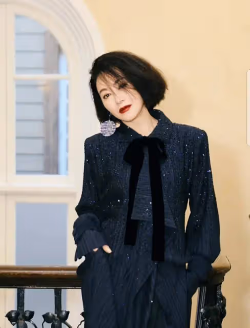 62歲惠英紅的氣質讓我驚嘆！頭髮不過肩，裙子不過膝，美麗優雅