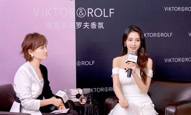 Angelababy中秋送祝福，手抱玉兔穿中國風漢服，演嫦娥仙子超美艷