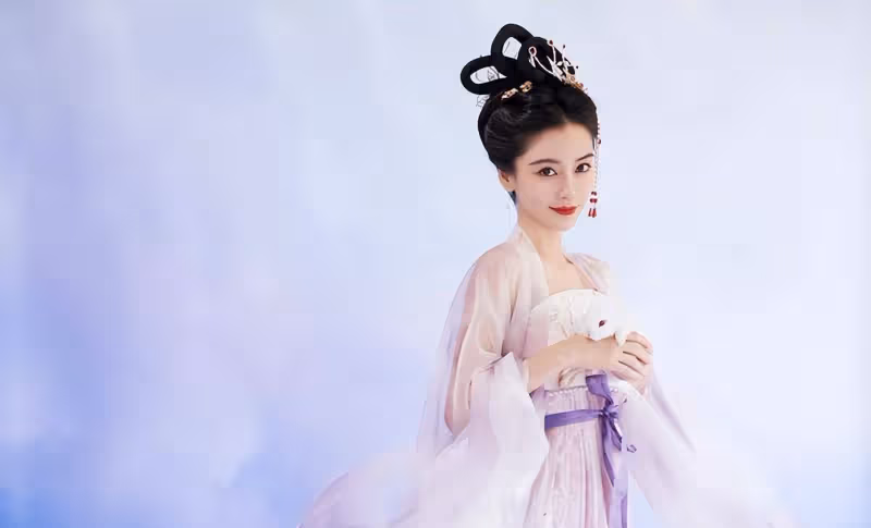 Angelababy中秋送祝福，手抱玉兔穿中國風漢服，演嫦娥仙子超美艷