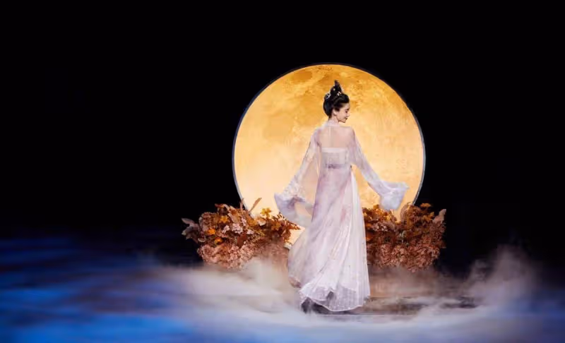 Angelababy中秋送祝福，手抱玉兔穿中國風漢服，演嫦娥仙子超美艷