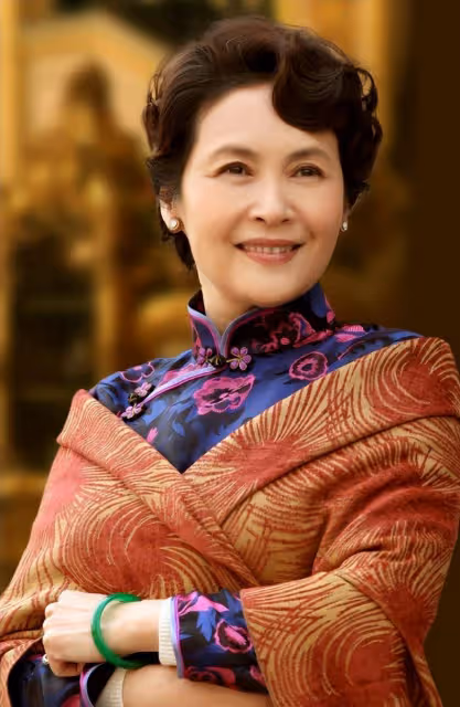 等你老了，穿衣打扮一定要多注重髮型和配色，會美得更體面大方