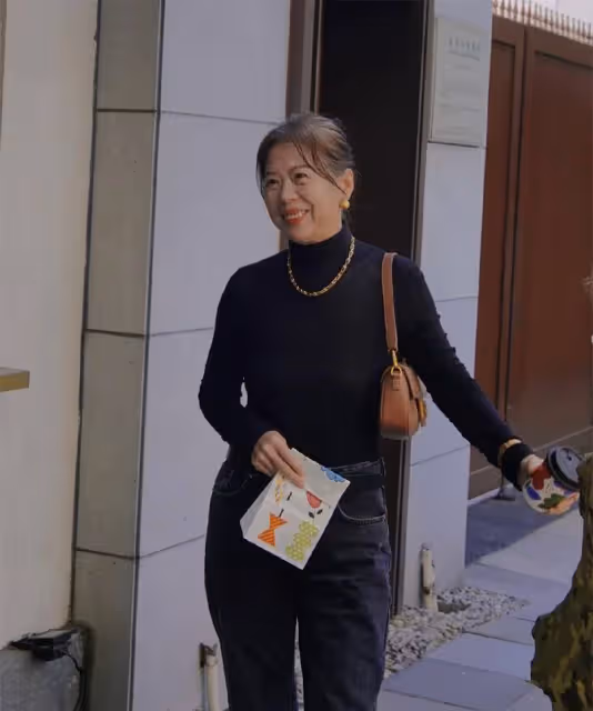 說實話，這位「時尚阿姨」的穿搭，很適合中年女人模仿，優雅時髦