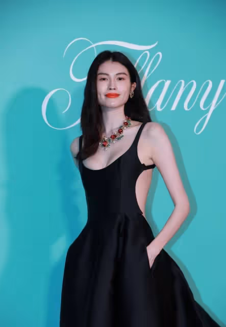 超模何穗亮相某活動現場，網友說她的裙子肯定不貴，因為布料好少