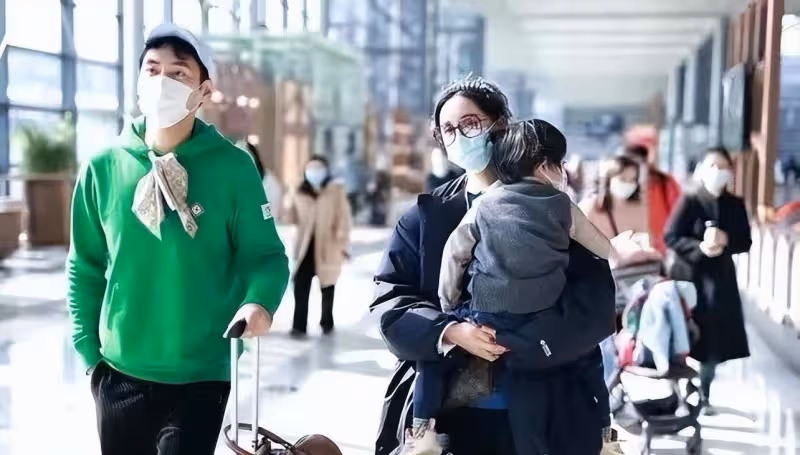 張歆藝一家三口走機場，兒子打扮時髦像童星，袁弘穿得姨味太重