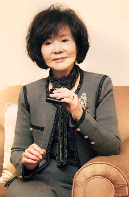 驚艷到78歲的歸亞蕾：短卷髮，簡潔大方的衣著，從容老去，氣質一流