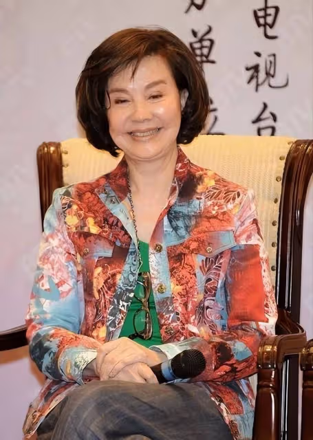 驚艷到78歲的歸亞蕾：短卷髮，簡潔大方的衣著，從容老去，氣質一流