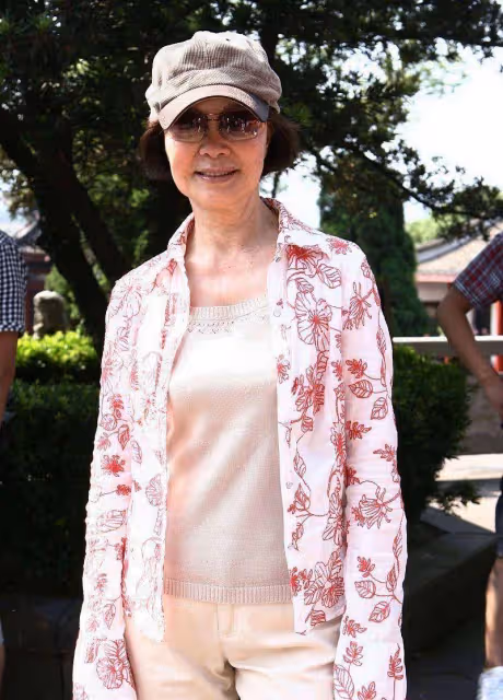 驚艷到78歲的歸亞蕾：短卷髮，簡潔大方的衣著，從容老去，氣質一流