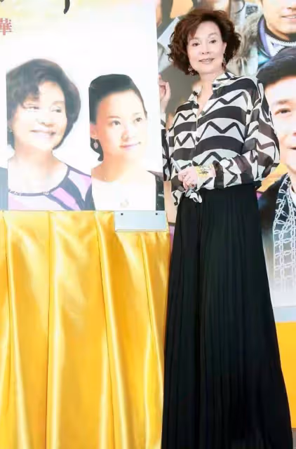 驚艷到78歲的歸亞蕾：短卷髮，簡潔大方的衣著，從容老去，氣質一流