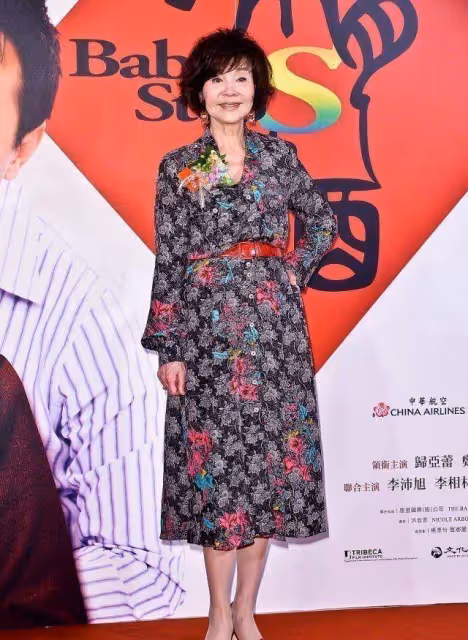 驚艷到78歲的歸亞蕾：短卷髮，簡潔大方的衣著，從容老去，氣質一流