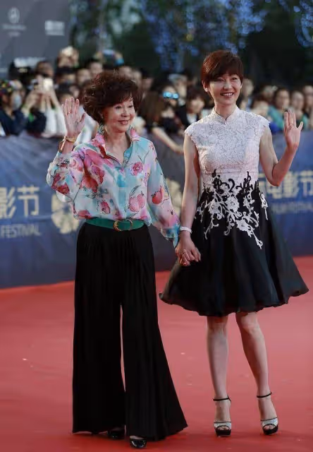 驚艷到78歲的歸亞蕾：短卷髮，簡潔大方的衣著，從容老去，氣質一流