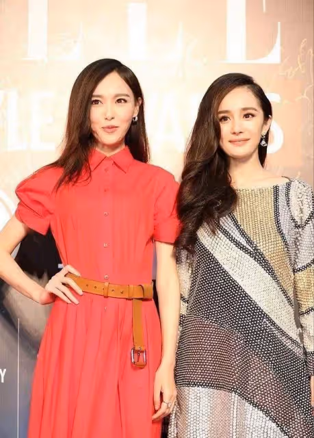 37歲楊冪和36歲唐嫣同框，明明顏值和身材都不輸，卻敗在了儀態上