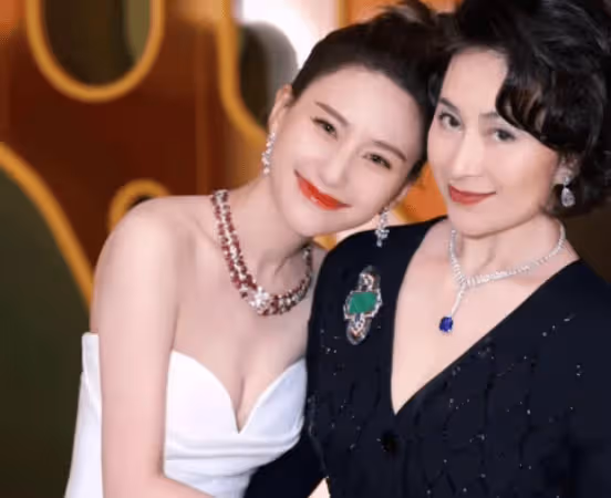 唐嫣調侃竇驍:蜜月後什麼時候回老家辦酒席?何超蓮的回應讓人笑翻