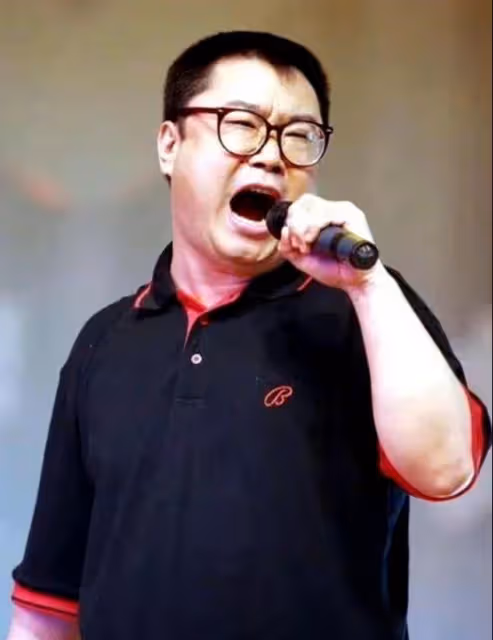 54歲歌手尹相傑罕見露臉,生活潦倒身材暴瘦,想要復出重新當歌星