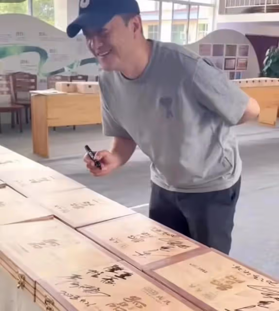 演員李亞鵬太難了，限制高消費後，被機場負責人告知不能乘坐飛機