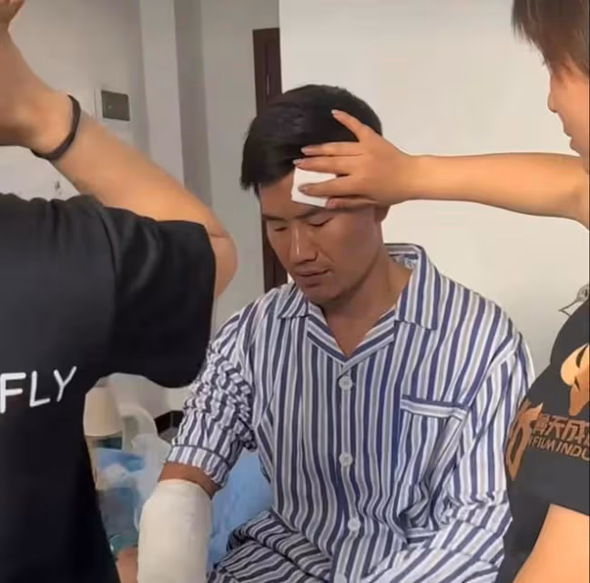 五一假期還在工作，演員嘎子希望劇組給雙倍報酬，被拒絕憤怒離場