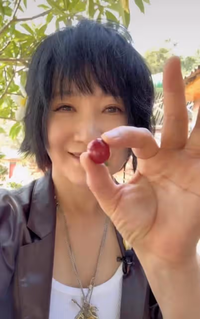 斯琴格日樂現身鄉村破舊農家院!頭戴鮮花豐腴白皙,狀態引擔憂