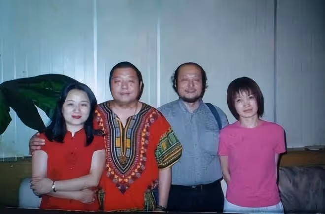 斯琴格日樂現身鄉村破舊農家院!頭戴鮮花豐腴白皙,狀態引擔憂