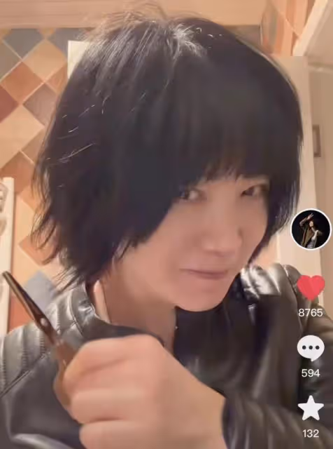 斯琴格日樂現身鄉村破舊農家院!頭戴鮮花豐腴白皙,狀態引擔憂