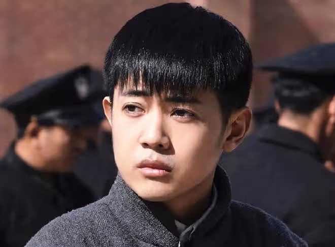 知名演員洪劍濤攜子出國度假!天天吃西餐受不了,飛奔回國吃烤串