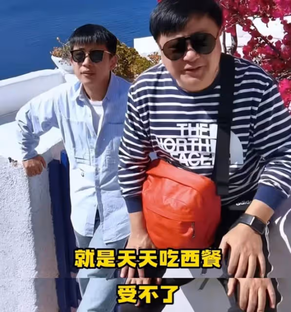 知名演員洪劍濤攜子出國度假！天天吃西餐受不了，飛奔回國吃烤串