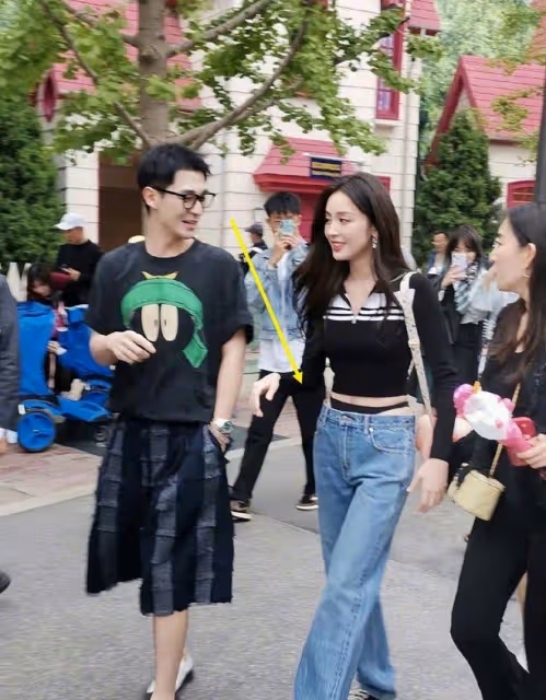 古力娜扎穿比基尼牛仔褲惹爭議,被罵低俗又噁心,本人硬剛回復