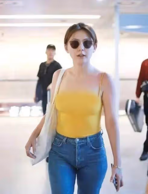 古力娜扎穿比基尼牛仔褲惹爭議,被罵低俗又噁心,本人硬剛回復