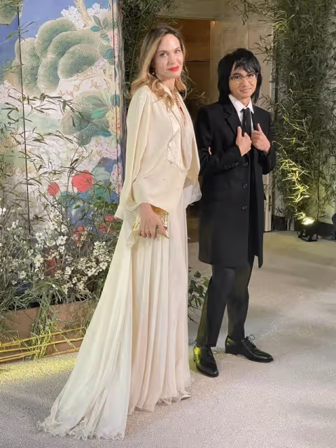 母子出席白宮國宴!朱莉被帥兒搶盡焦點,他精通韓文還是電影製作人