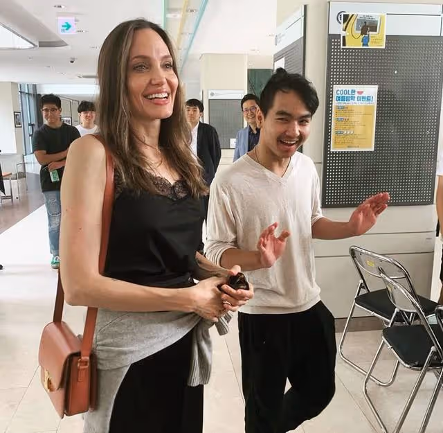 母子出席白宮國宴!朱莉被帥兒搶盡焦點,他精通韓文還是電影製作人