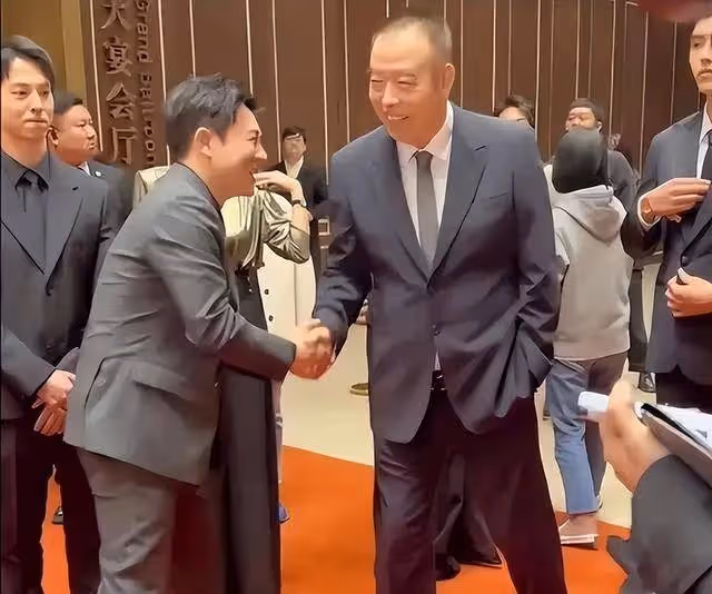 張頌文走紅毯,將演藝圈的「捧高踩低」體現得淋漓盡致!
