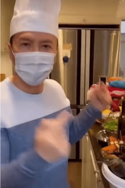 57歲甄子丹私下反差大,親手為老婆做飯,狂秀恩愛發表情要親親