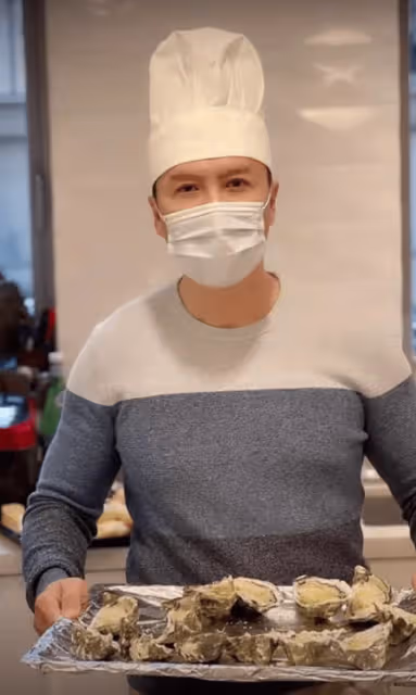 57歲甄子丹私下反差大,親手為老婆做飯,狂秀恩愛發表情要親親