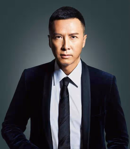57歲甄子丹私下反差大,親手為老婆做飯,狂秀恩愛發表情要親親