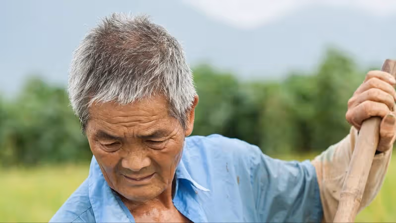 「為啥說父母再有錢,也不能告訴兒女」68歲大爺的教訓讓人後怕