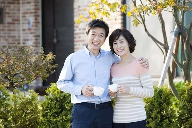 8千退休金,每月給兒子5千,得知兒媳出錢給父母蓋新房,我愣住
