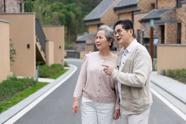 8千退休金,每月給兒子5千,得知兒媳出錢給父母蓋新房,我愣住