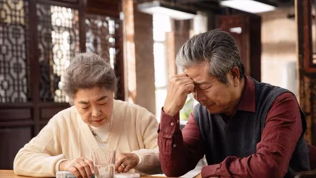 低頭向兒子借錢救老伴的那一刻起,我明白了,兒女之間誰對我們好
