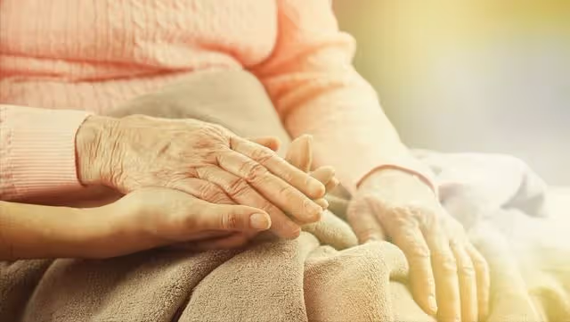 低頭向兒子借錢救老伴的那一刻起,我明白了,兒女之間誰對我們好