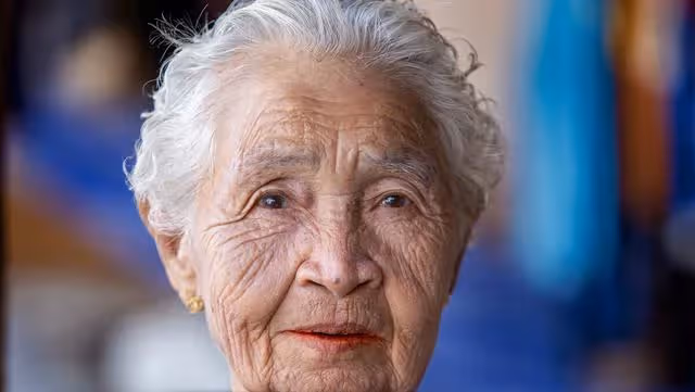 低頭向兒子借錢救老伴的那一刻起,我明白了,兒女之間誰對我們好