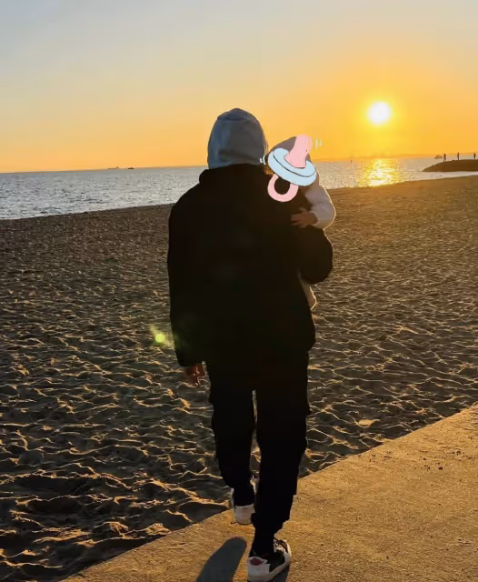 周杰倫香港演唱會將開唱,不舍1歲小女兒,父女倆夕陽下漫步好溫馨