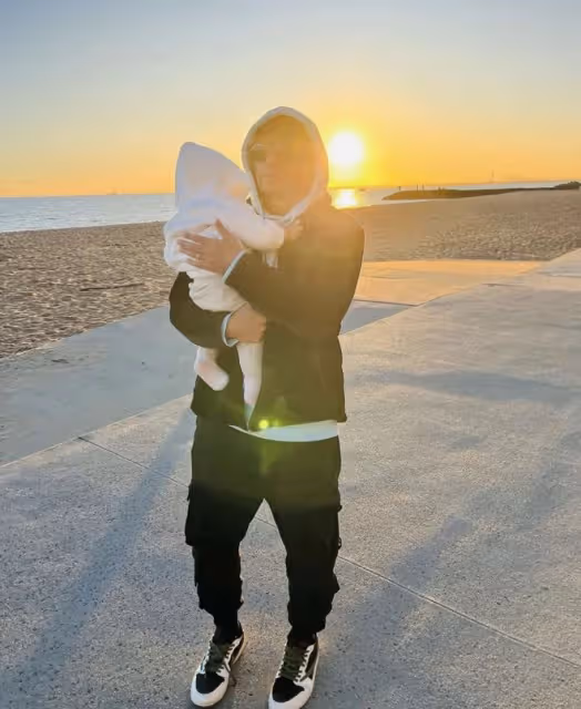 周杰倫香港演唱會將開唱,不舍1歲小女兒,父女倆夕陽漫步好溫馨
