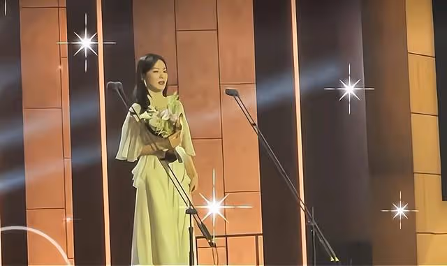 宋慧喬獲得百想藝術大賞視後,激動落淚發言,湯唯又獲得影后