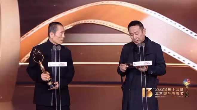 北京這一夜,站張藝謀身邊的林妙可,把老謀子的得意襯得淋漓盡致