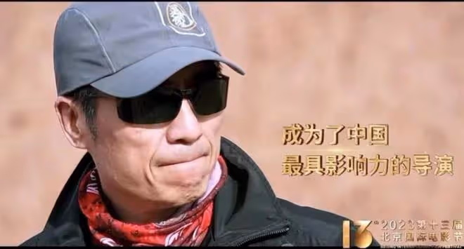 北京這一夜,站張藝謀身邊的林妙可,把老謀子的得意襯得淋漓盡致