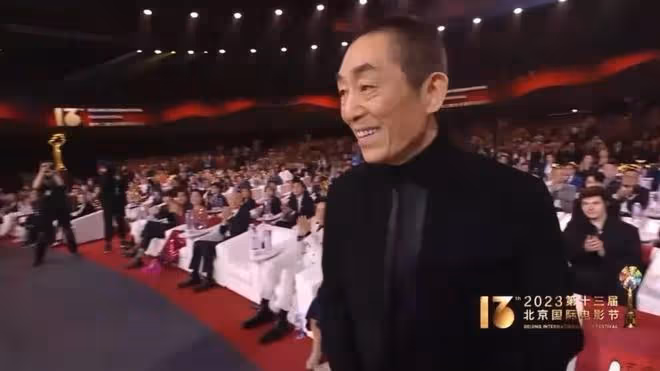 北京這一夜,站張藝謀身邊的林妙可,把老謀子的得意襯得淋漓盡致
