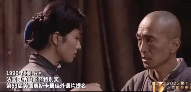 北京這一夜,站張藝謀身邊的林妙可,把老謀子的得意襯得淋漓盡致
