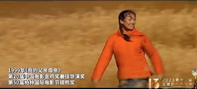 北京這一夜,站張藝謀身邊的林妙可,把老謀子的得意襯得淋漓盡致