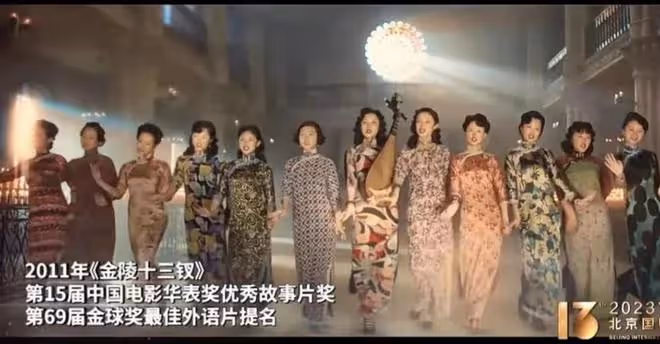 北京這一夜,站張藝謀身邊的林妙可,把老謀子的得意襯得淋漓盡致
