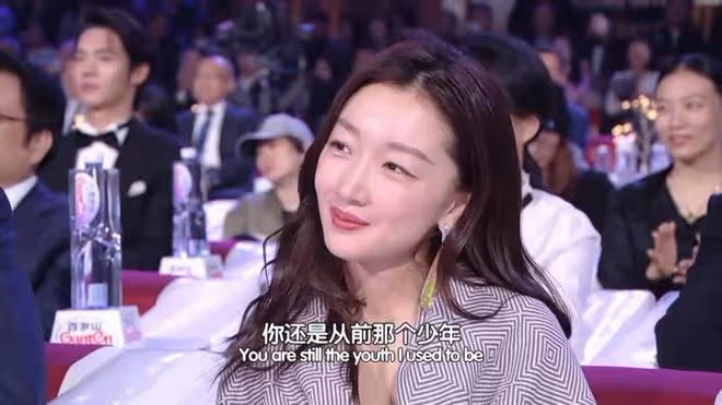 北京這一夜，站張藝謀身邊的林妙可，把老謀子的得意襯得淋漓盡致