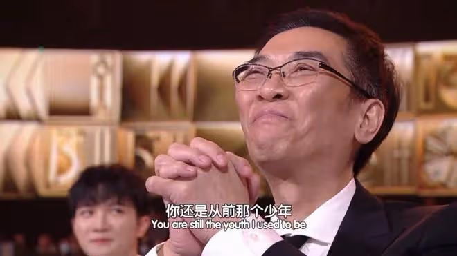 北京這一夜，站張藝謀身邊的林妙可，把老謀子的得意襯得淋漓盡致